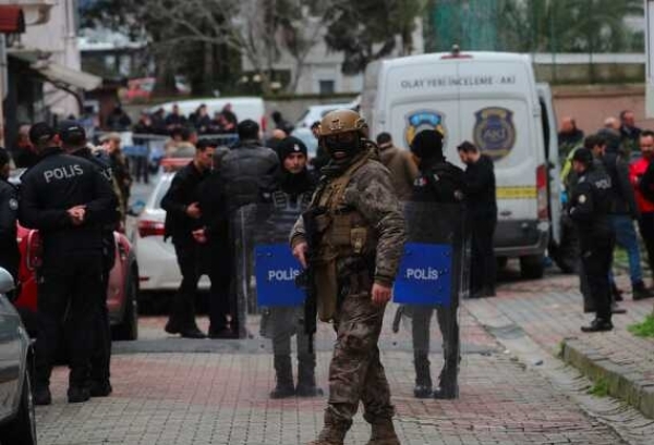 В Турции мужчину, взявшего работников фабрики в заложники, задержали