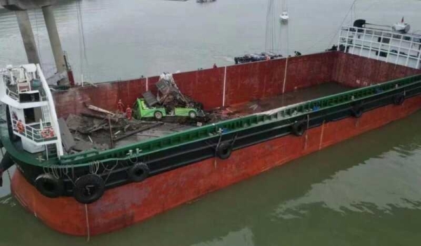 Грузовое судно снесло часть моста в южном китайском городе Гуанчжоу
